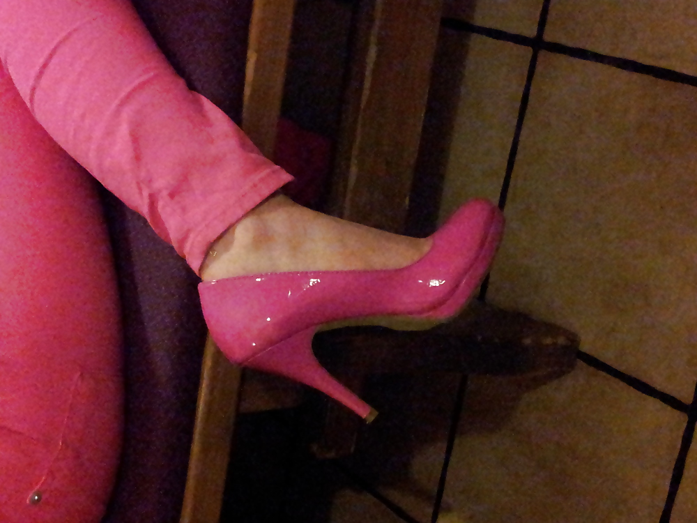 妻のセクシーなピンクのパンツは、特許の光沢のあるかかとのパンプスの靴を欠いている
 #17387684