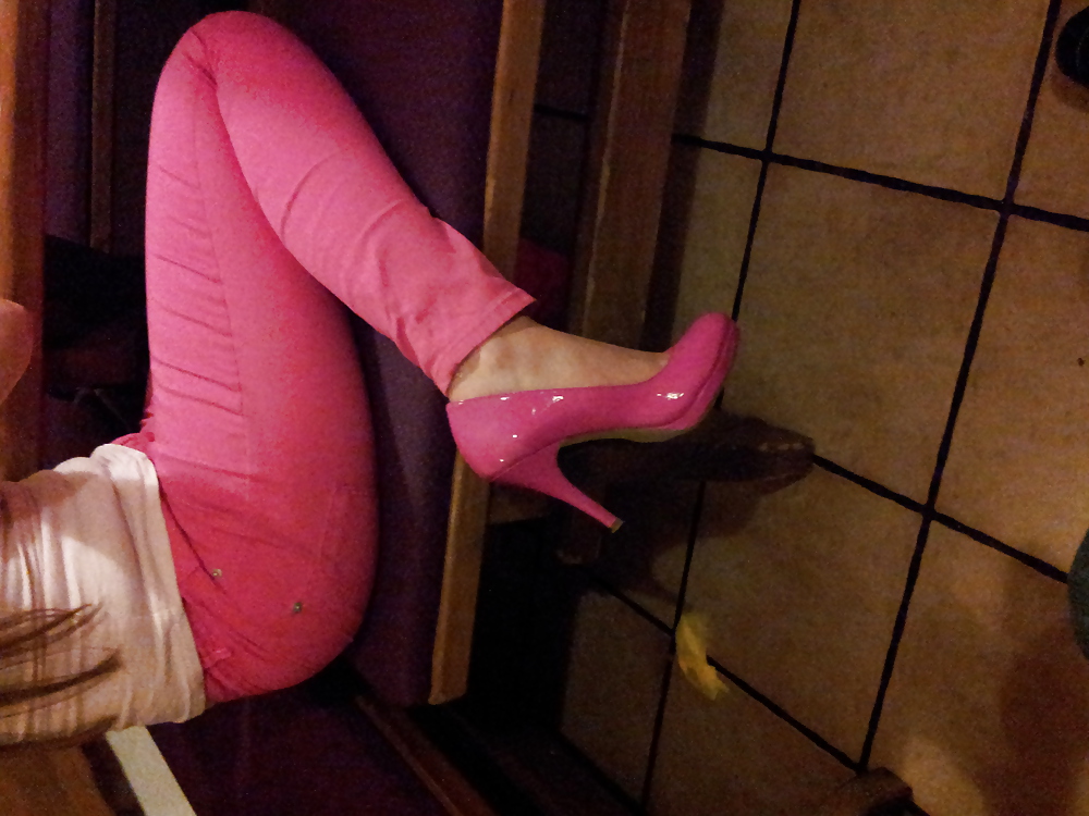 妻のセクシーなピンクのパンツは、特許の光沢のあるかかとのパンプスの靴を欠いている
 #17387695