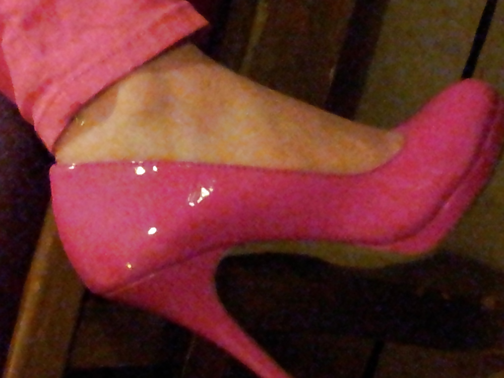 妻のセクシーなピンクのパンツは、特許の光沢のあるかかとのパンプスの靴を欠いている
 #17387706