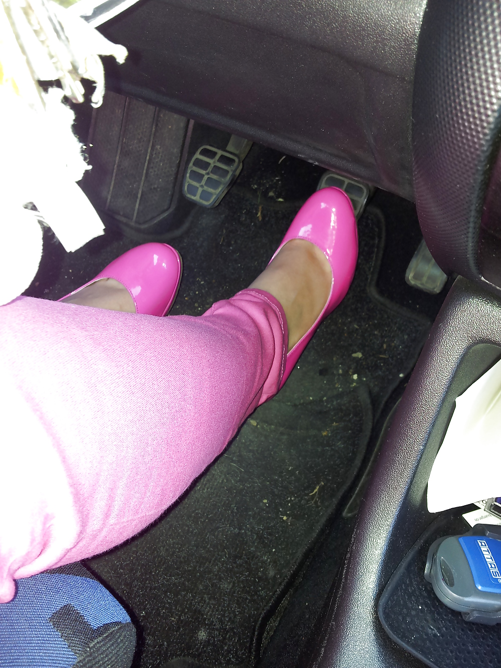 妻のセクシーなピンクのパンツは、特許の光沢のあるかかとのパンプスの靴を欠いている
 #17387719