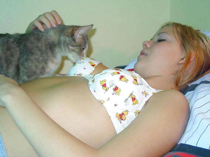 HOTTIE WITH HER CAT #1094745