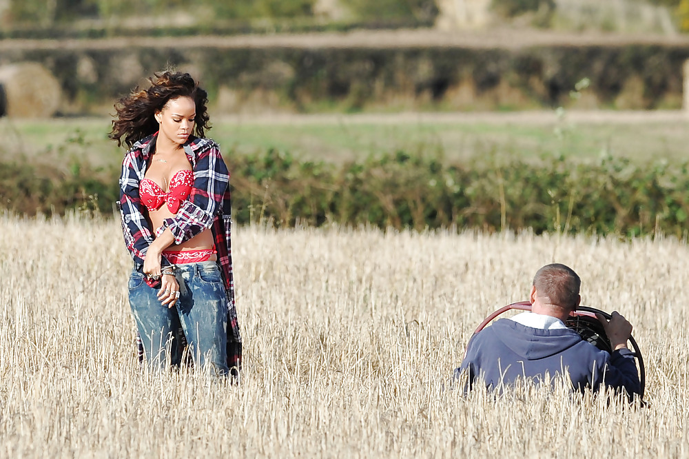 Rihanna - sexy durante le riprese di un video musicale in Irlanda
 #7527075