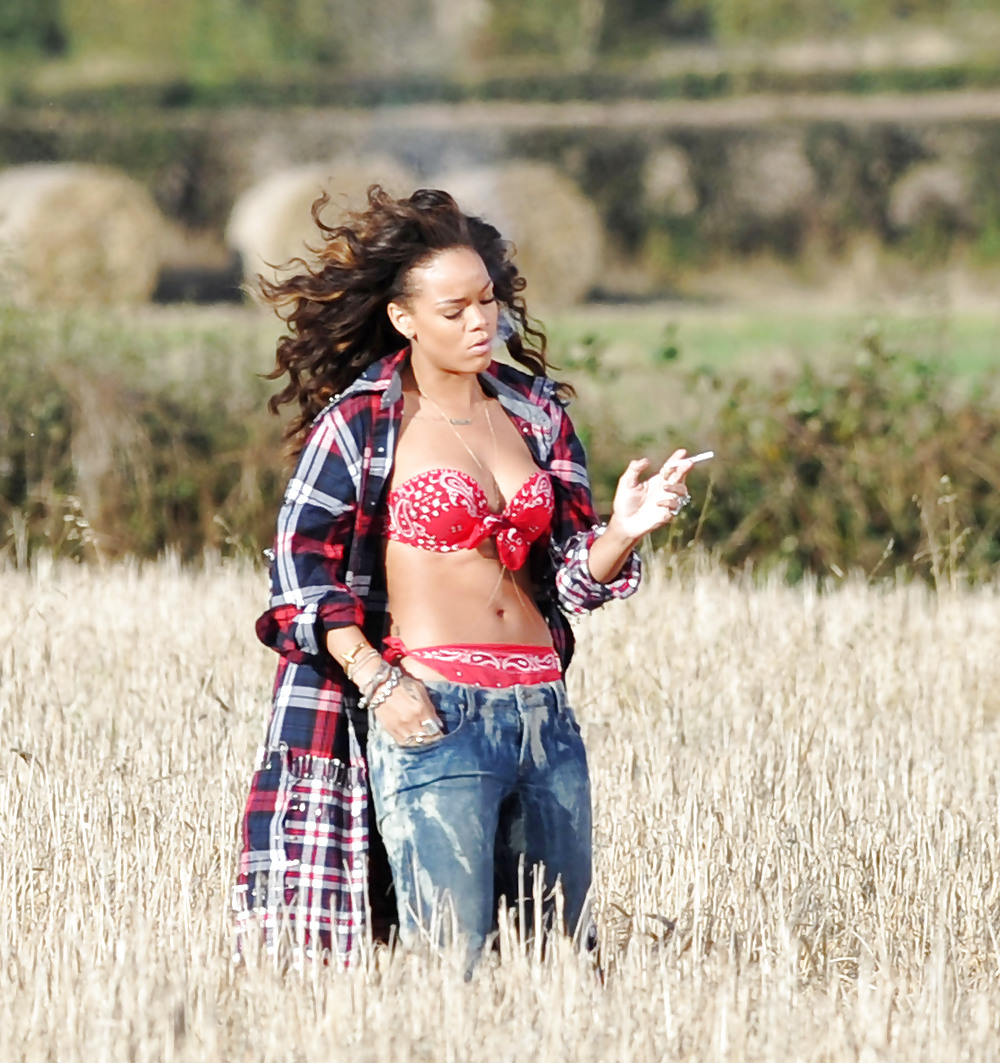 Rihanna - sexy durante el rodaje de un video musical en Irlanda
 #7527085