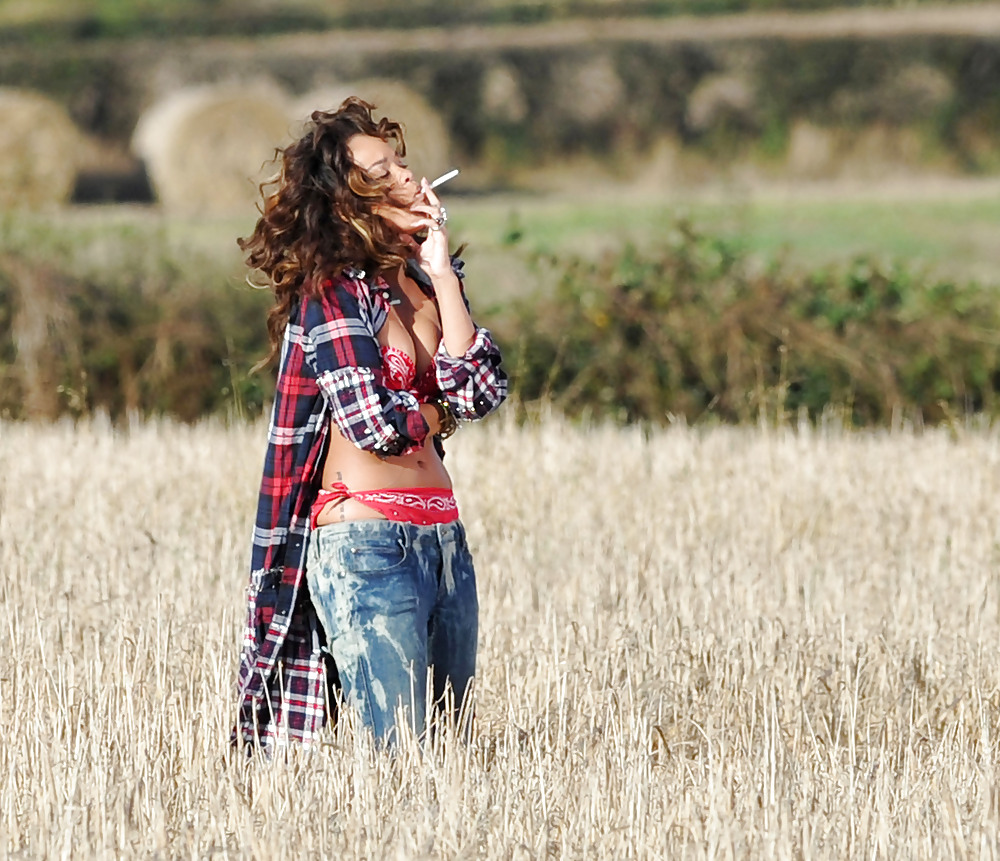 Rihanna - sexy durante le riprese di un video musicale in Irlanda
 #7527128