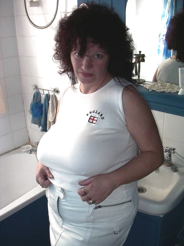 Busty Mature Dans La Douche #21879006