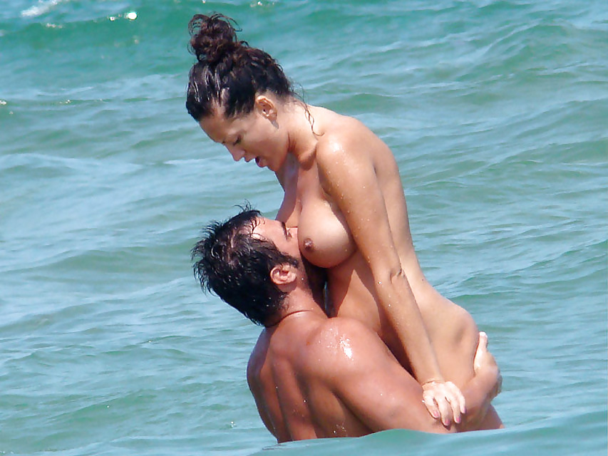 Beaux Seins Pris Sur La Plage Par Voyeuse Troc #18300558