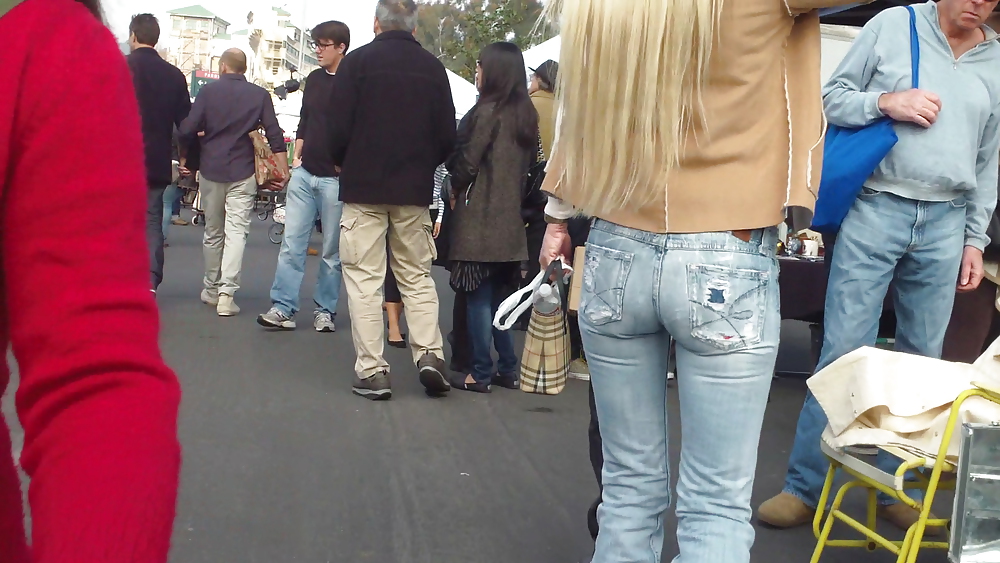 Culo e sedere teenager bionda sexy in jeans stretti
 #6692980