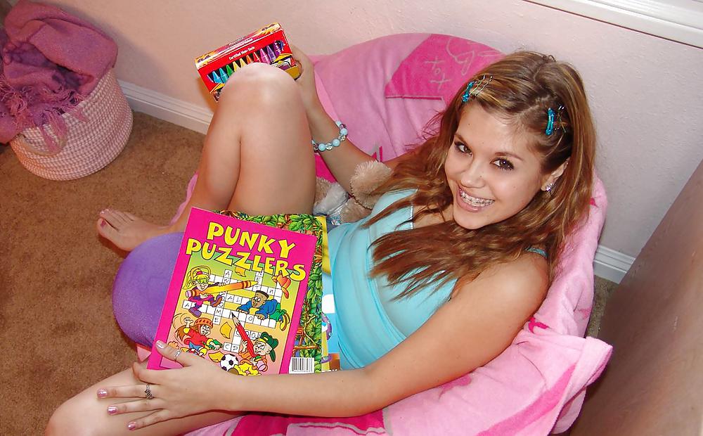 Topanga cachonda - jugando con crayones
 #3511326