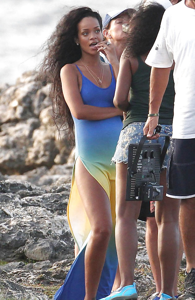 Rihanna Filmt Anzeige Bikini Titten #9923560