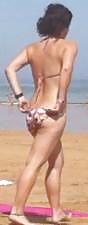 Chica desnudandose en la playa #5429551