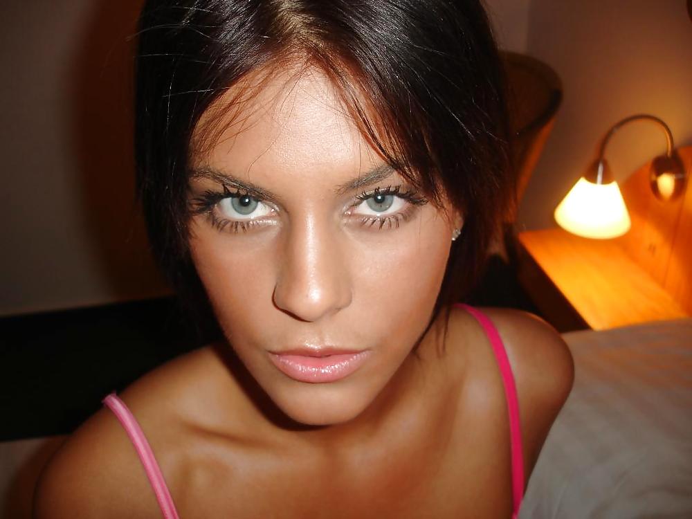 Très Belle Brune #234692