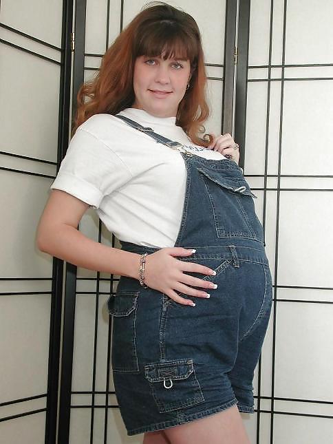 Bruna incinta che posa il suo corpo grassoccio
 #16445808