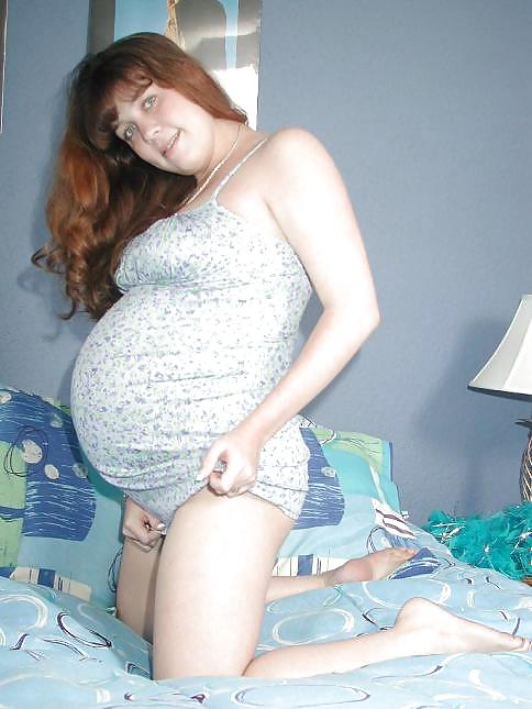 Bruna incinta che posa il suo corpo grassoccio
 #16446151