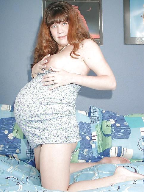 Bruna incinta che posa il suo corpo grassoccio
 #16446187
