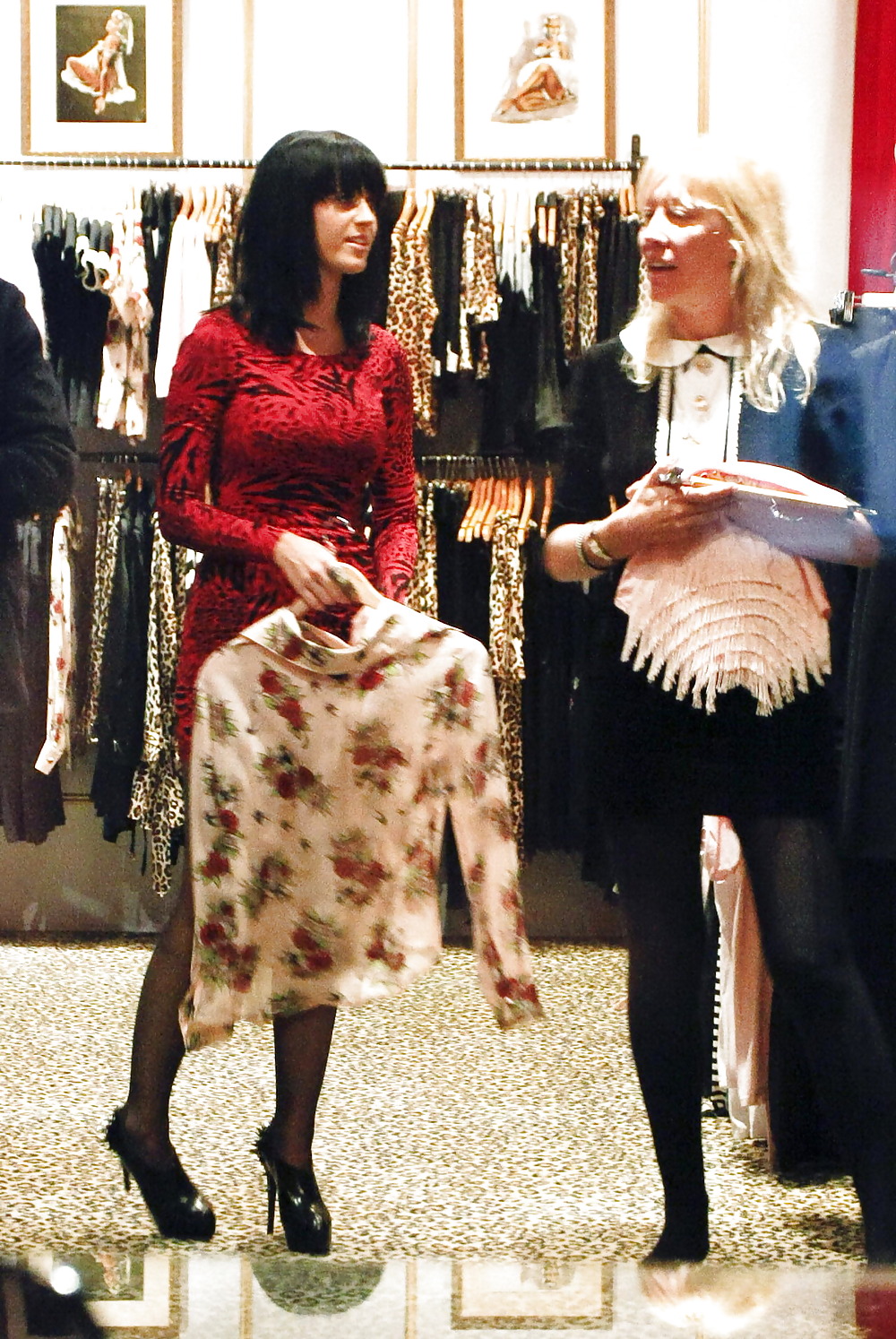 Katy perry catturato fuori shopping a sydney in dolce vestito rosso
 #2556412