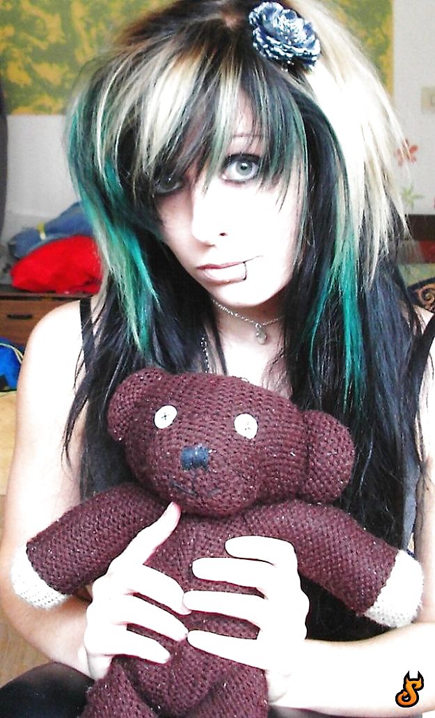 J' aime 45 emo girls
 #17009486