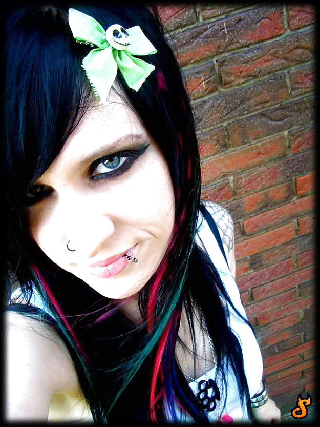 J' aime 45 emo girls
 #17009500