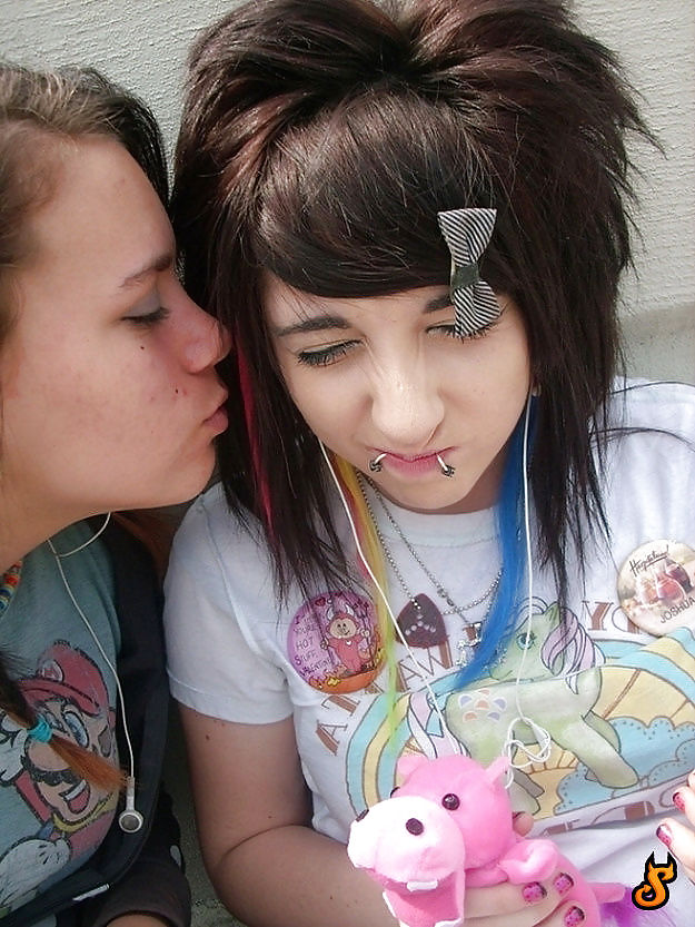 J' aime 45 emo girls
 #17009531