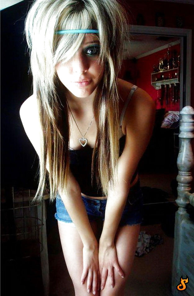 J' aime 45 emo girls
 #17009579