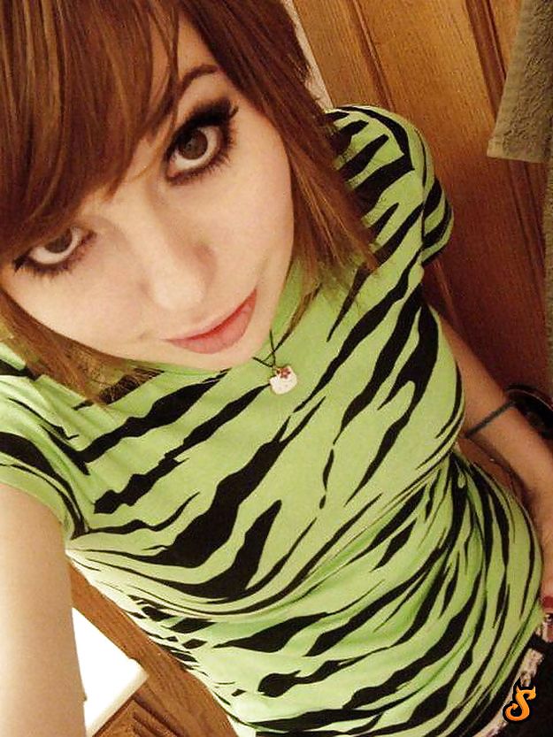 J' aime 45 emo girls
 #17009587