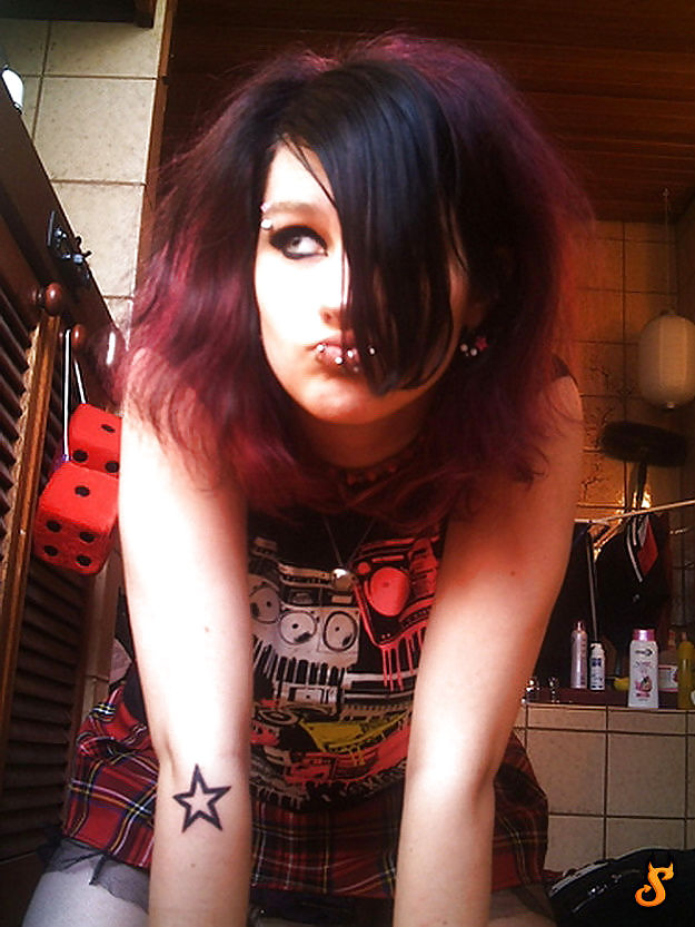 J' aime 45 emo girls
 #17009682