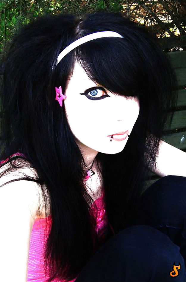 J' aime 45 emo girls
 #17009710