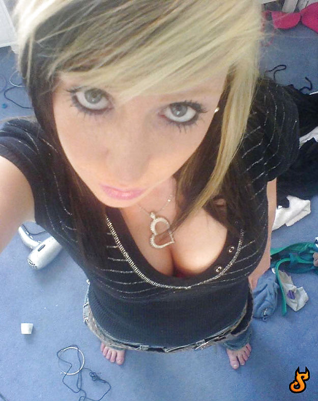 J' aime 45 emo girls
 #17009762