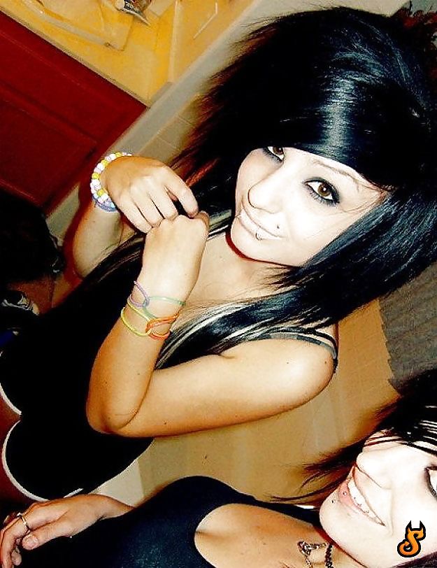 J' aime 45 emo girls
 #17009817