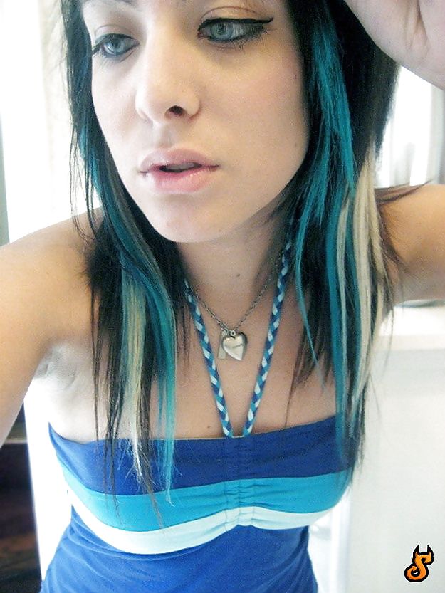 J' aime 45 emo girls
 #17009834