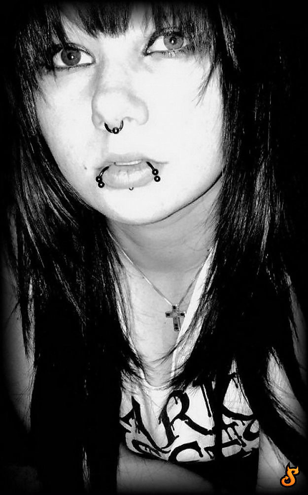 J' aime 45 emo girls
 #17009840