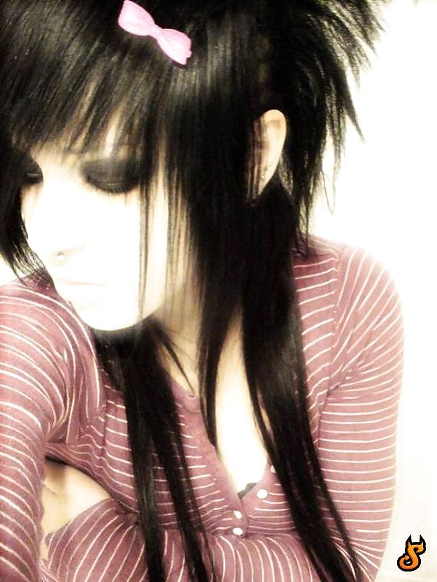 J' aime 45 emo girls
 #17009905