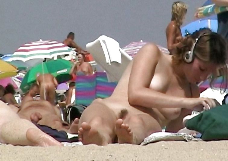 Más jóvenes desnudos en la playa
 #970303