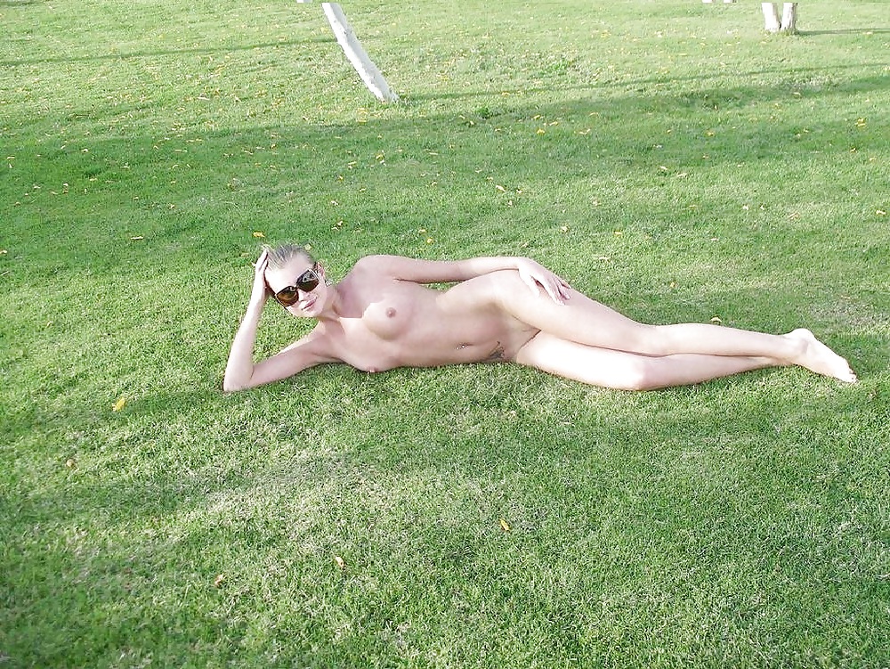 Desnudos en la naturaleza y en público.
 #6233767
