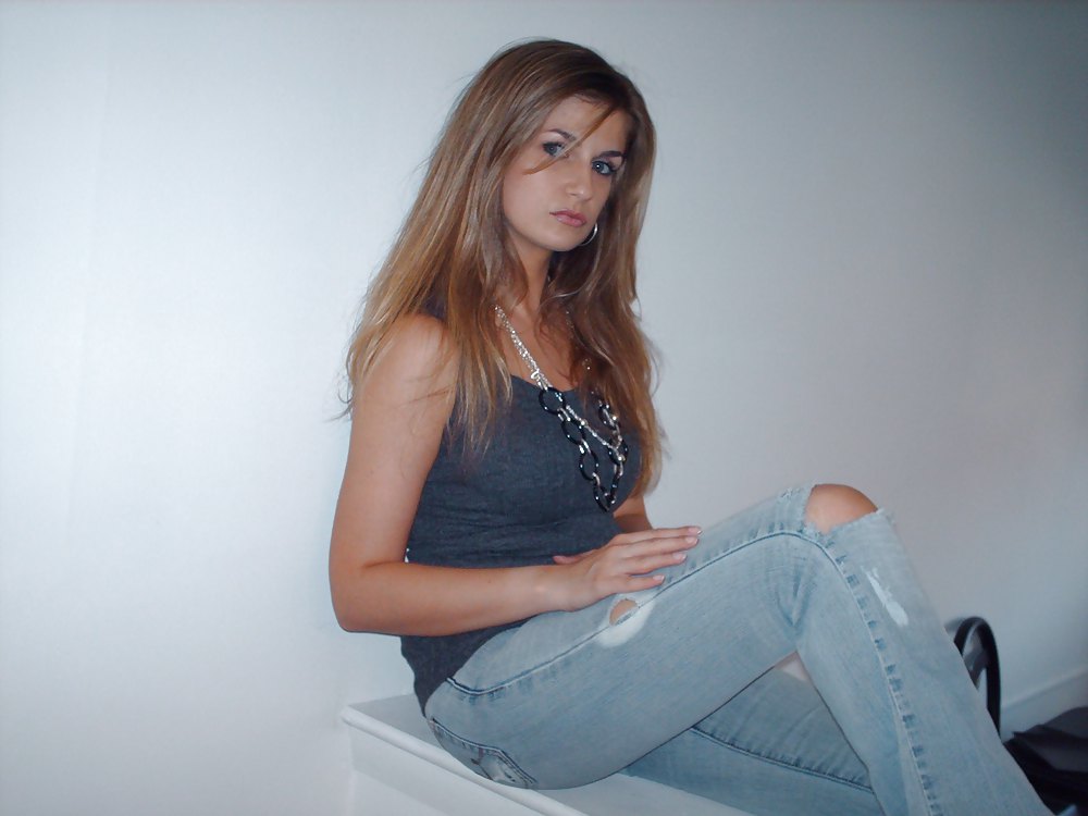 Amanda en jeans rasgados y pies desnudos
 #15477126