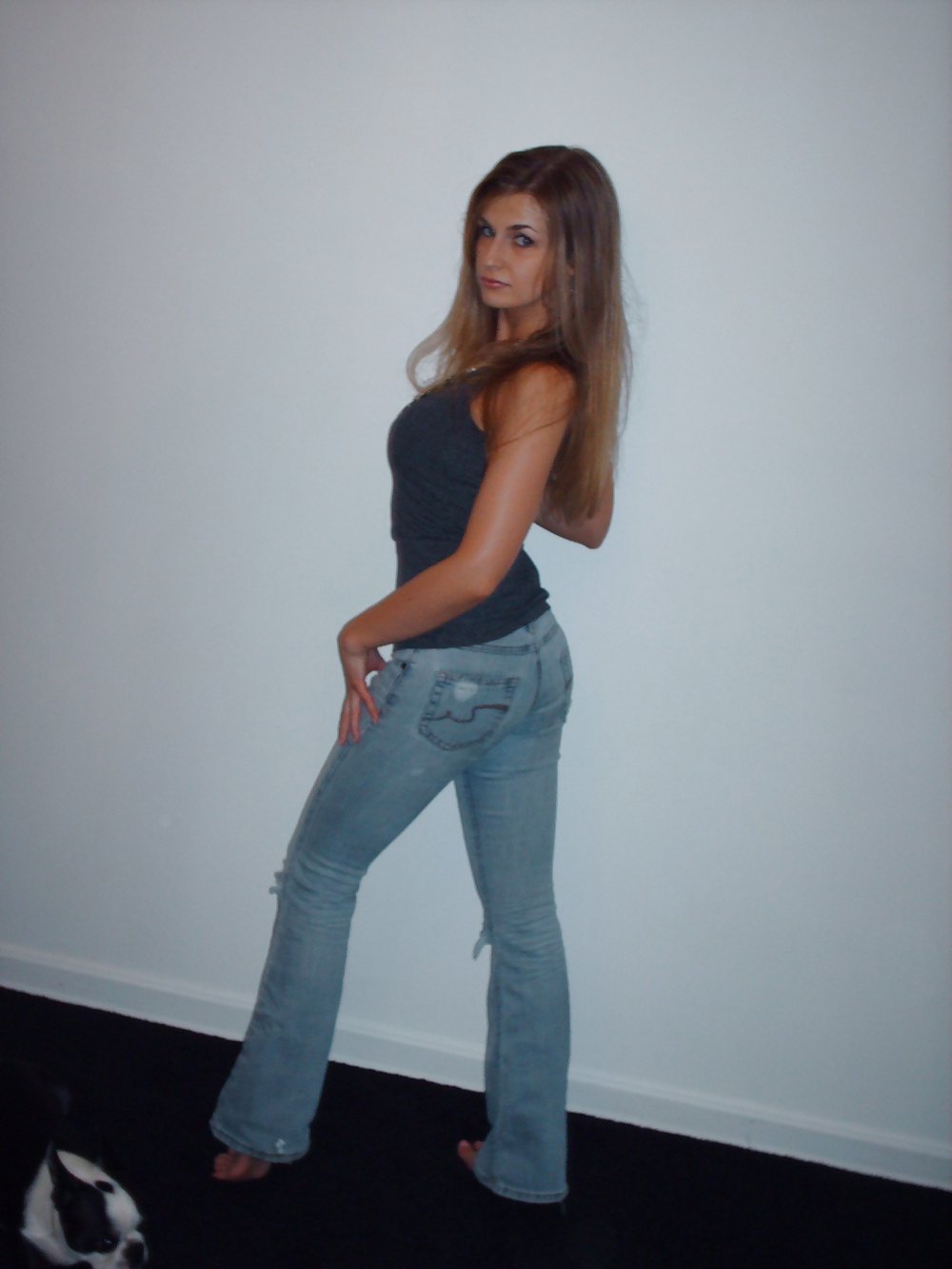 Amanda en jeans rasgados y pies desnudos
 #15477142