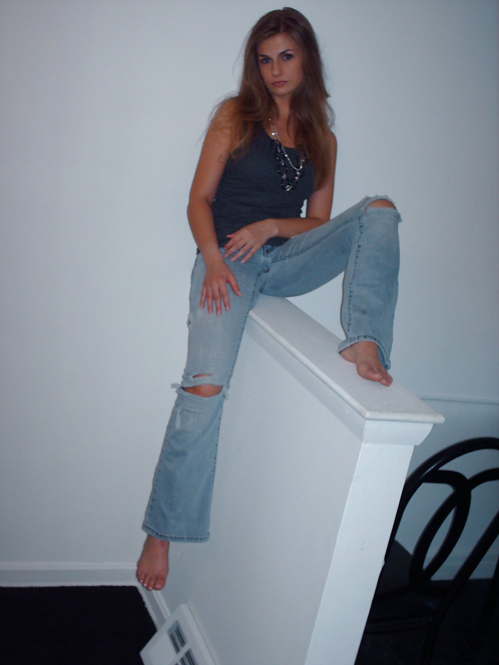 Amanda en jeans rasgados y pies desnudos
 #15477163