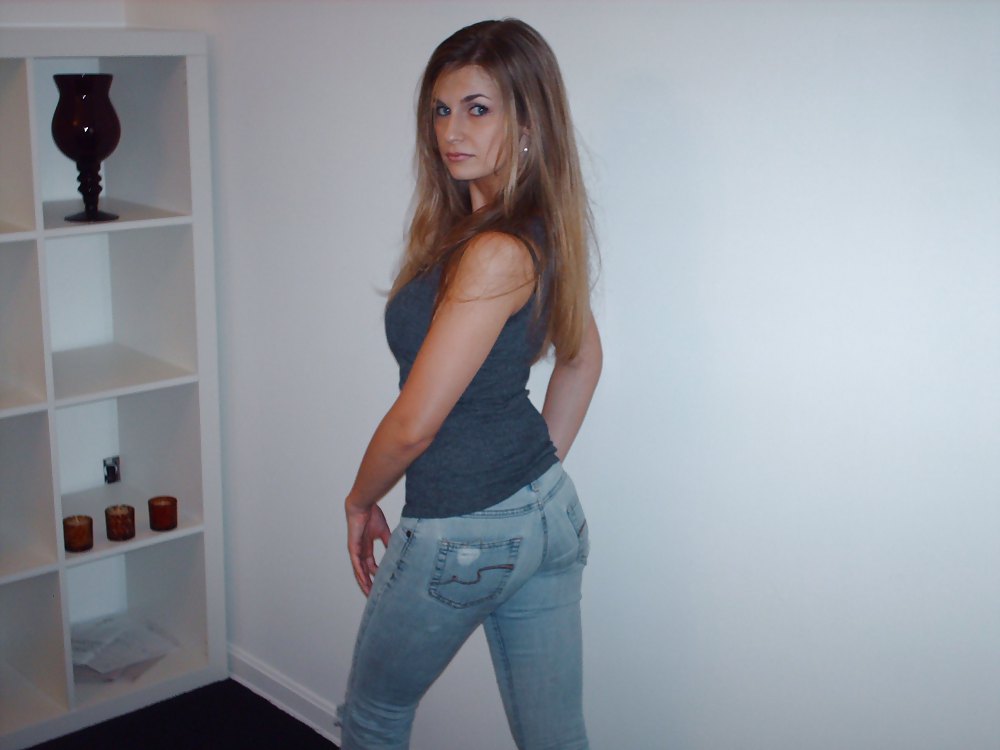 Amanda En Jeans Déchirés Et Barefeet #15477226