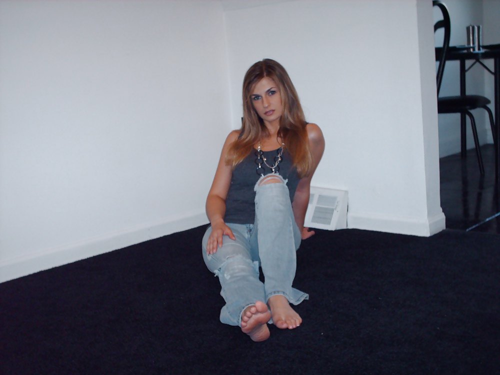 Amanda en jeans rasgados y pies desnudos
 #15477243