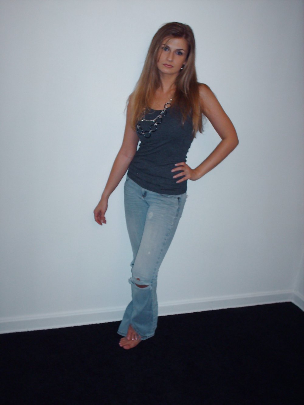 Amanda en jeans rasgados y pies desnudos
 #15477279
