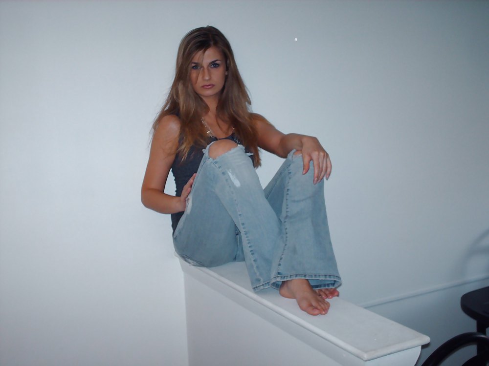 Amanda en jeans rasgados y pies desnudos
 #15477292
