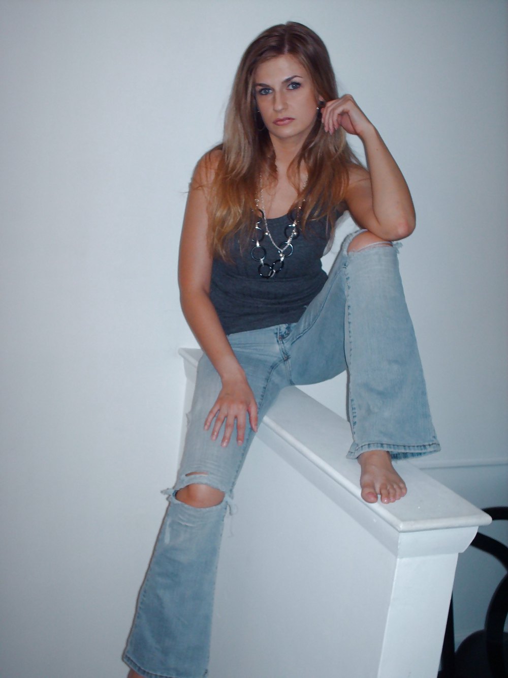 Amanda en jeans rasgados y pies desnudos
 #15477353