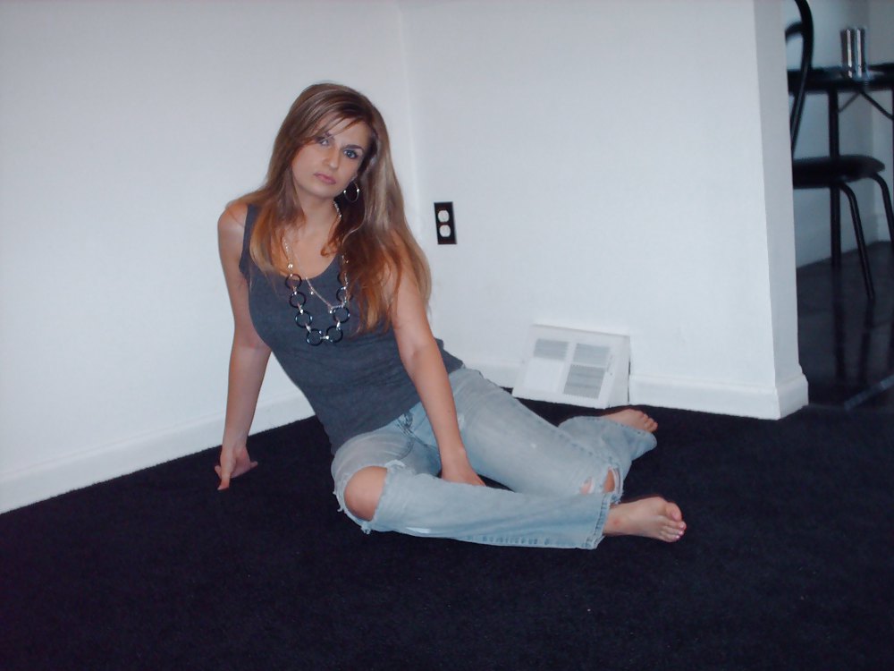 Amanda in jeans strappati e piedi nudi
 #15477379