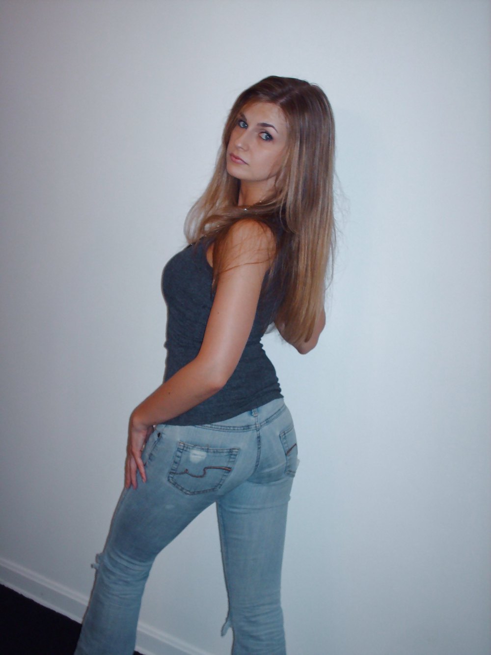 Amanda en jeans rasgados y pies desnudos
 #15477390