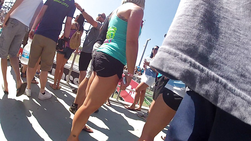 Public ass hunting #9403271