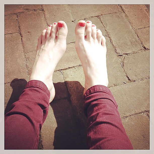 Foto di piedi che ho raccolto nel corso degli anni (facebook, celebrità, ecc.)
 #16589434