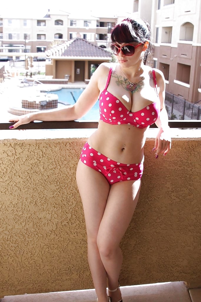 Busty ragazza in bikini sul balcone
 #5571654