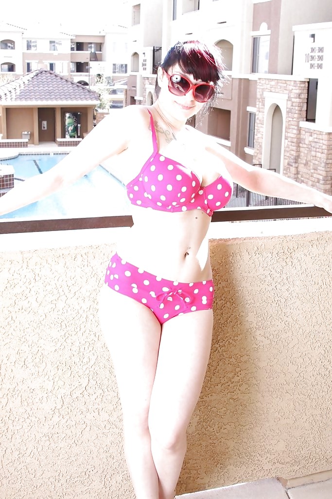 Vollbusigen Bikini-Mädchen Auf Dem Balkon #5571741