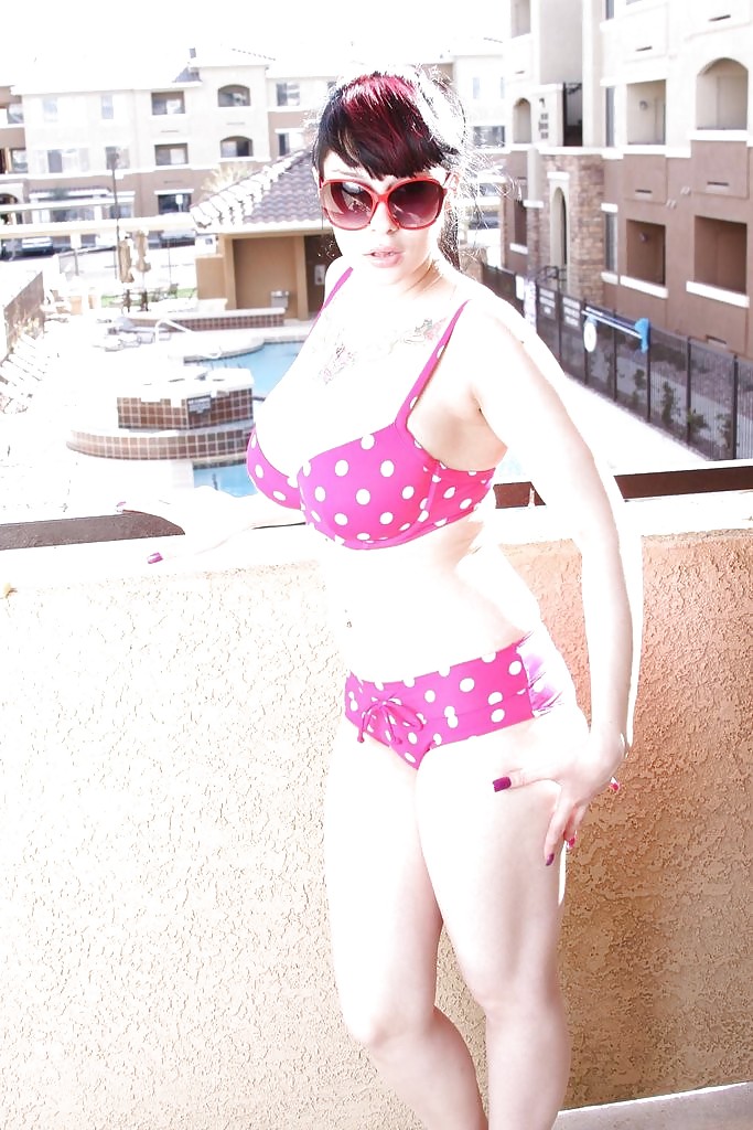 Vollbusigen Bikini-Mädchen Auf Dem Balkon #5571793