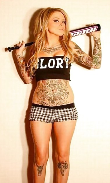 Punk emo tatuaggio donne con piercing
 #9190932