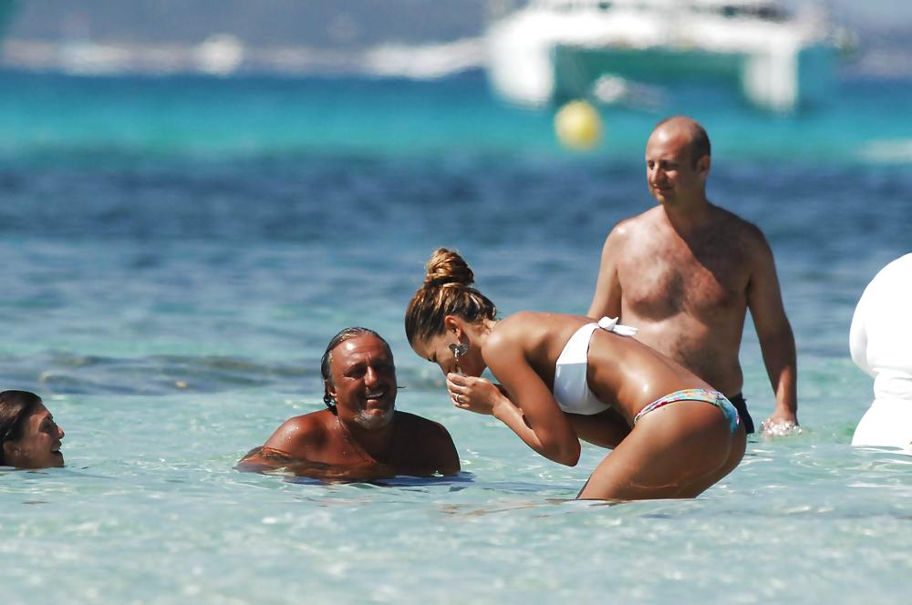Elena santarelli spiaggia bikini candids grande culo & scissione
 #8524821